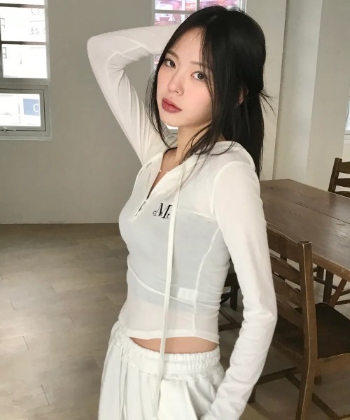 MUCENT（ムセント）の「【日本未発売/WEB限定】MUCENT(ムセント)/スナップボタン スリム フィット フード Tシャツ/RUEN SIGNATURE SLIM HOOD T（Tシャツ/カットソー・レディース・グレー/チャコールグレー/ブラック/ホワイト・FREE）」の8枚目の写真