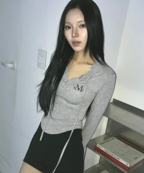 MUCENT（ムセント）の「【日本未発売/WEB限定】MUCENT(ムセント)/スナップボタン スリム フィット フード Tシャツ/RUEN SIGNATURE SLIM HOOD T（Tシャツ/カットソー・レディース・グレー/チャコールグレー/ブラック/ホワイト・FREE）」の17枚目の写真