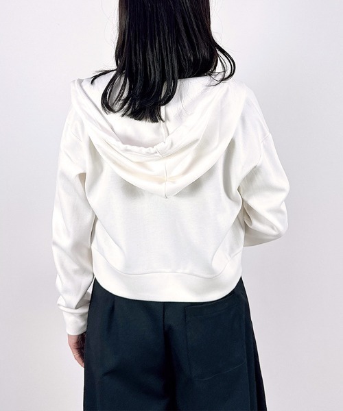 CLOTHY（クロシィ）の「【ショート丈でスタイルアップ。上品に着こなすカジュアル。】ショート丈ジップパーカー（パーカー・レディース・ブラック/グレー/オフホワイト・MEDIUM/LARGE）」の17枚目の写真