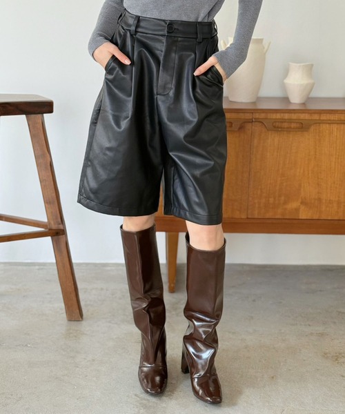 Jewelobe(ジュエローブ)の「シンセティックレザータックハーフパンツ(その他パンツ・レディース・ブラック/ブラウン・FREE)」の1枚目の写真