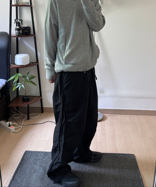 MUSINSA STANDARD（ムシンサスタンダード）の「[シティレジャー] NPサイドジッパーパラシュートパンツ [ブラック]（スウェットパンツ・メンズ・その他・26/27/28/29/30/31/32/33/34/36/38/40/42）」の2枚目の写真