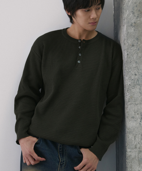 NODU（ノードユー）の「ドレインヘンリーネックニット [カーキ]（ニット/セーター・メンズ・その他・MEDIUM/LARGE）」の2枚目の写真