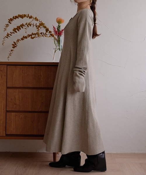 mideal(マイディール)の「lady knit onepiece / レディーニットワンピース(ワンピース・レディース・ベージュ/チャコールグレー・FREE)」の6枚目の写真