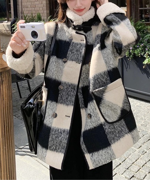 AMAJI(アマジ)の「チェック柄 2Wayネックミディコート(ノーカラーコート・レディース・ホワイト×ブラック・SMALL/MEDIUM/LARGE/X-LARGE)」の6枚目の写真