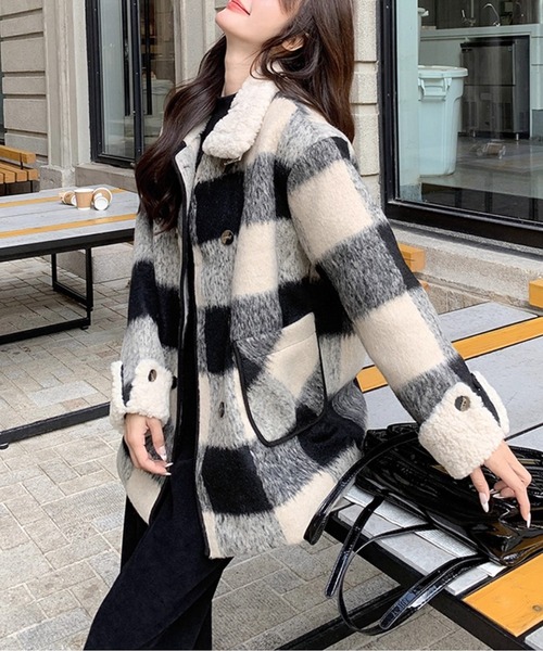 AMAJI(アマジ)の「チェック柄 2Wayネックミディコート(ノーカラーコート・レディース・ホワイト×ブラック・SMALL/MEDIUM/LARGE/X-LARGE)」の2枚目の写真