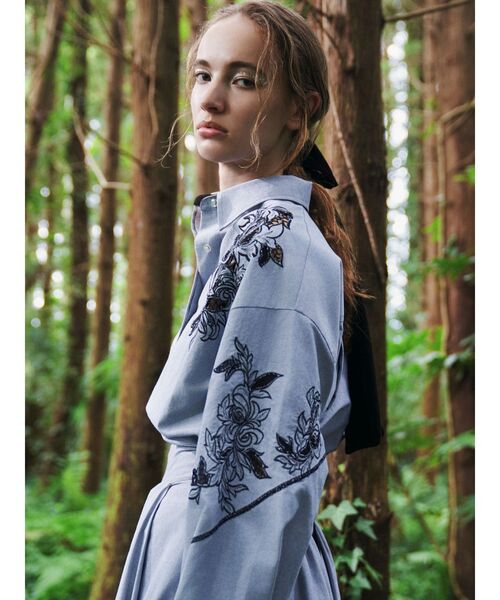 ELENDEEK（エレンディーク）の「エンブロイダリーオーバーシャツ（シャツ/ブラウス・レディース・オフホワイト/グレー・FREE）」の17枚目の写真