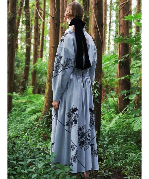 ELENDEEK（エレンディーク）の「エンブロイダリーオーバーシャツ（シャツ/ブラウス・レディース・オフホワイト/グレー・FREE）」の15枚目の写真