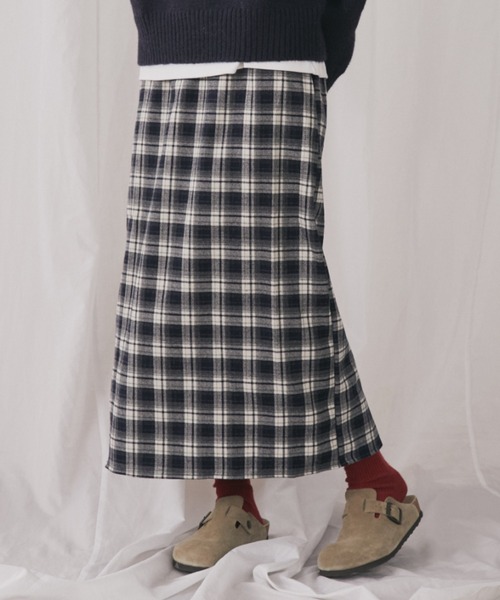 MERLOT（メルロー）の「チェックスリットロングスカート（スカート・レディース・イエロー/ネイビー/ブラック・FREE）」の2枚目の写真