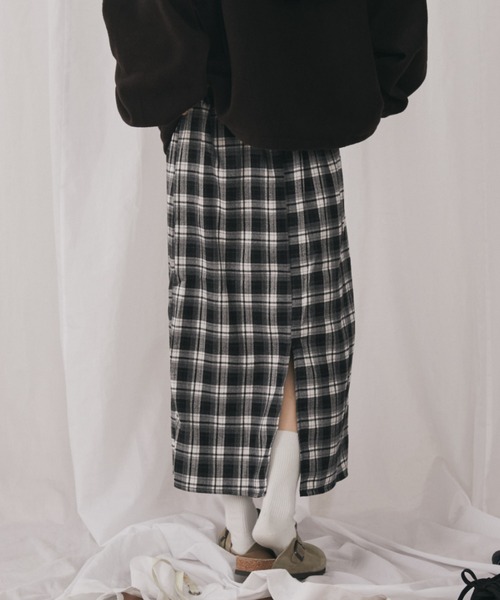 MERLOT（メルロー）の「チェックスリットロングスカート（スカート・レディース・イエロー/ネイビー/ブラック・FREE）」の21枚目の写真