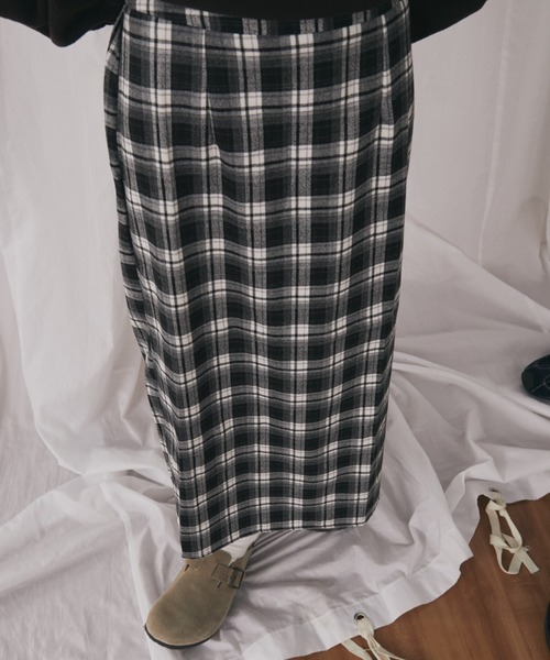 MERLOT（メルロー）の「チェックスリットロングスカート（スカート・レディース・イエロー/ネイビー/ブラック・FREE）」の22枚目の写真