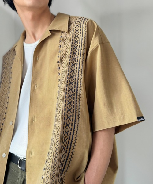 Java（ジャバ）の「《JaVaジャバコラボ》周りと差がつく総刺繍！リラックスシルエット 清涼リネンライク素材 オープンカラー キューバシャツ（半袖）（シャツ/ブラウス・メンズ・チャコールグレー/ベージュ・LARGE/MEDIUM/SMALL）」の4枚目の写真