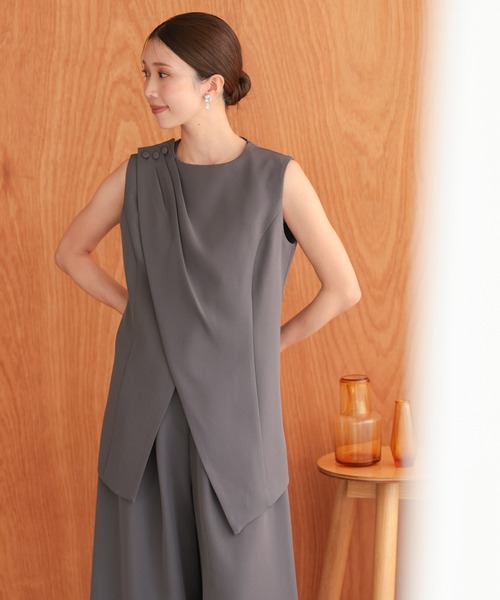 TOKYO OFFICA（トーキョーオフィカ）の「卒業式・入学式・学校行事・結婚式 対応  ママ アシンメトリードレープ レイヤード風ノースリーブトップス ワイドパンツ セットアップ セレモニー オフィスカジュアル スーツ（スーツセット・レディース・ベージュ/チャコール/ブラック・M/L）」の3枚目の写真