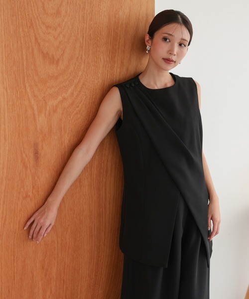 TOKYO OFFICA（トーキョーオフィカ）の「卒業式・入学式・学校行事・結婚式 対応  ママ アシンメトリードレープ レイヤード風ノースリーブトップス ワイドパンツ セットアップ セレモニー オフィスカジュアル スーツ（スーツセット・レディース・ベージュ/チャコール/ブラック・M/L）」の2枚目の写真