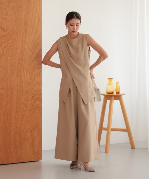 TOKYO OFFICA（トーキョーオフィカ）の「卒業式・入学式・学校行事・結婚式 対応  ママ アシンメトリードレープ レイヤード風ノースリーブトップス ワイドパンツ セットアップ セレモニー オフィスカジュアル スーツ（スーツセット・レディース・ベージュ/チャコール/ブラック・M/L）」の11枚目の写真