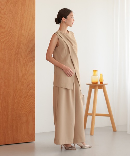 TOKYO OFFICA（トーキョーオフィカ）の「卒業式・入学式・学校行事・結婚式 対応  ママ アシンメトリードレープ レイヤード風ノースリーブトップス ワイドパンツ セットアップ セレモニー オフィスカジュアル スーツ（スーツセット・レディース・ベージュ/チャコール/ブラック・M/L）」の12枚目の写真
