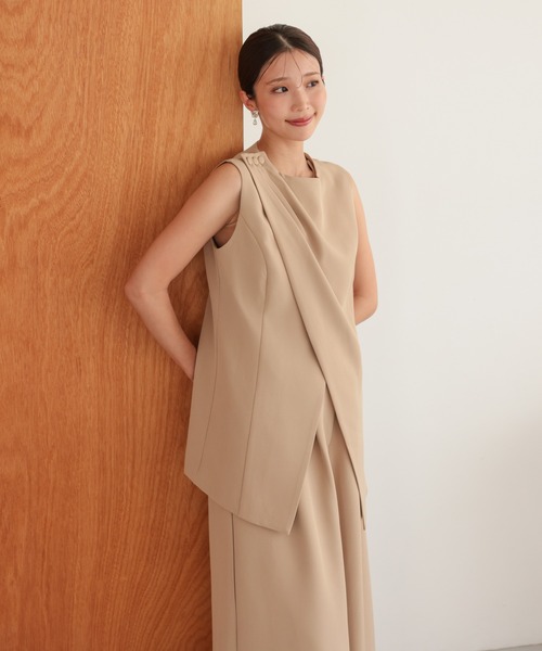 TOKYO OFFICA（トーキョーオフィカ）の「卒業式・入学式・学校行事・結婚式 対応  ママ アシンメトリードレープ レイヤード風ノースリーブトップス ワイドパンツ セットアップ セレモニー オフィスカジュアル スーツ（スーツセット・レディース・ベージュ/チャコール/ブラック・M/L）」の6枚目の写真