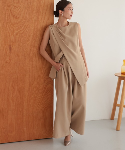 TOKYO OFFICA（トーキョーオフィカ）の「卒業式・入学式・学校行事・結婚式 対応  ママ アシンメトリードレープ レイヤード風ノースリーブトップス ワイドパンツ セットアップ セレモニー オフィスカジュアル スーツ（スーツセット・レディース・ベージュ/チャコール/ブラック・M/L）」の8枚目の写真