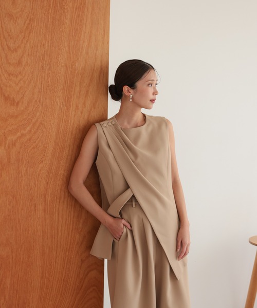 TOKYO OFFICA（トーキョーオフィカ）の「卒業式・入学式・学校行事・結婚式 対応  ママ アシンメトリードレープ レイヤード風ノースリーブトップス ワイドパンツ セットアップ セレモニー オフィスカジュアル スーツ（スーツセット・レディース・ベージュ/チャコール/ブラック・M/L）」の9枚目の写真