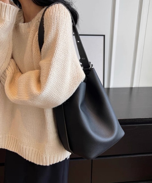 CELENA BEATS(セレナビーツ)の「バケットショルダーバック(ショルダーバッグ・レディース・ブラウン/ブラック/アイボリー・FREE)」の11枚目の写真
