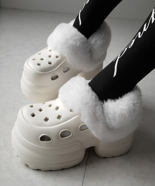 me+em select(ミームセレクト)の「【 2color 】フェイクファー厚底クロッグサンダル / Fake fur platform clog sandals(その他シューズ・レディース・アイボリー/ブラック・SMALL/LARGE/MEDIUM)」の2枚目の写真
