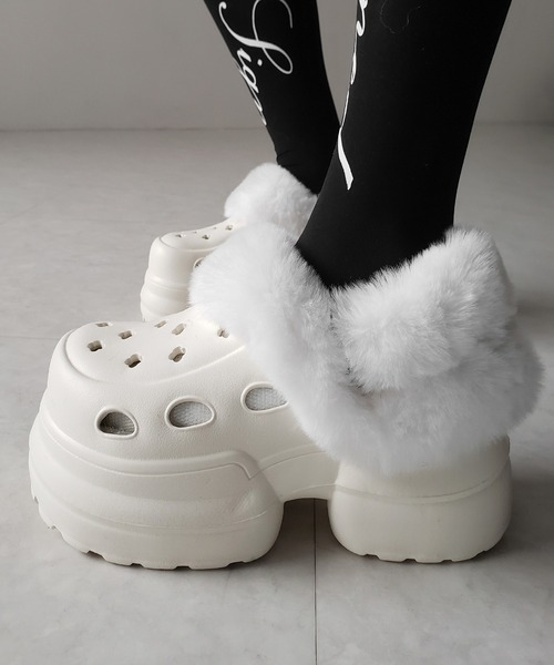 me+em select(ミームセレクト)の「【 2color 】フェイクファー厚底クロッグサンダル / Fake fur platform clog sandals(その他シューズ・レディース・アイボリー/ブラック・SMALL/LARGE/MEDIUM)」の5枚目の写真