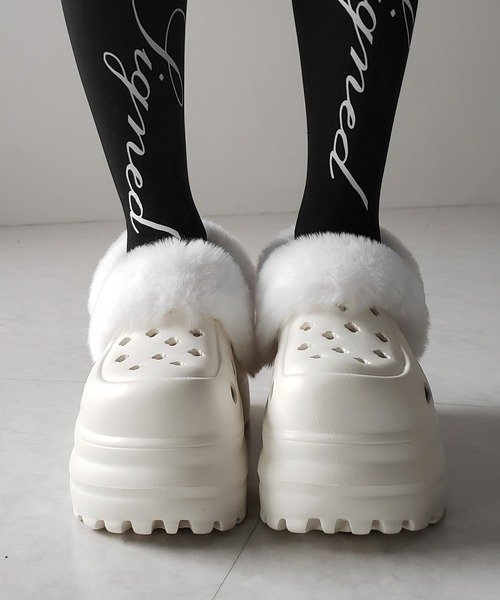 me+em select(ミームセレクト)の「【 2color 】フェイクファー厚底クロッグサンダル / Fake fur platform clog sandals(その他シューズ・レディース・アイボリー/ブラック・SMALL/LARGE/MEDIUM)」の6枚目の写真