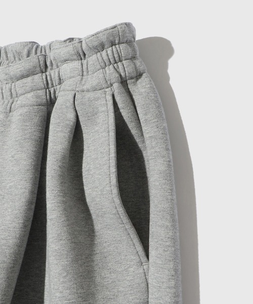 ADAM ET ROPE'(アダムエロペ)の「ダンボールスウェット ワイドパンツ(その他パンツ・メンズ・ブラック/ライトグレー・L/M)」の4枚目の写真