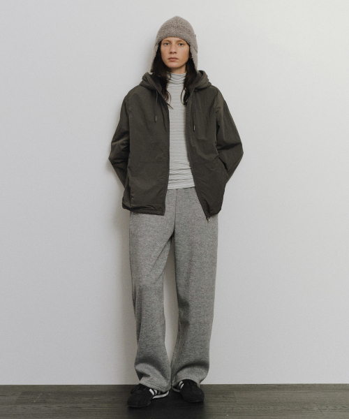URAGO(ユラーゴ)の「Warmth hooded zip-up(パーカー・レディース・ダークグレー/アイボリー・FREE)」の5枚目の写真