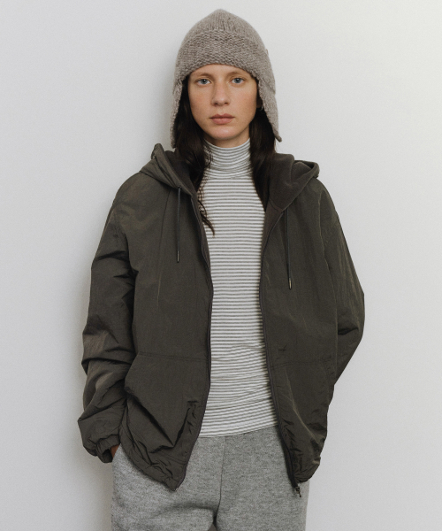 URAGO(ユラーゴ)の「Warmth hooded zip-up(パーカー・レディース・ダークグレー/アイボリー・FREE)」の6枚目の写真