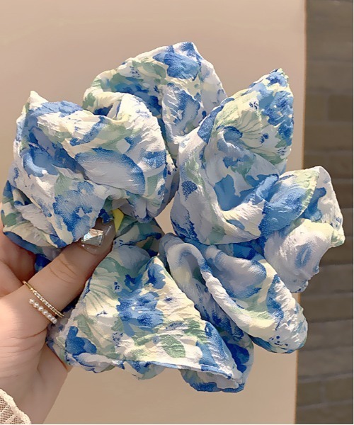 VIBGYOR Women(ヴィブジョー ウィメン)の「【urge select】水彩デザイン 花柄 ビッグ シュシュ(シュシュ・レディース・ブルー系/グレー系/ピンク系・FREE)」の2枚目の写真