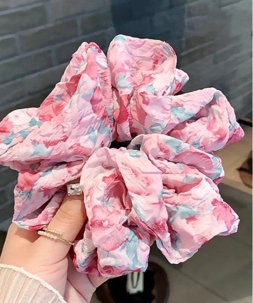 VIBGYOR Women(ヴィブジョー ウィメン)の「【urge select】水彩デザイン 花柄 ビッグ シュシュ(シュシュ・レディース・ブルー系/グレー系/ピンク系・FREE)」の3枚目の写真