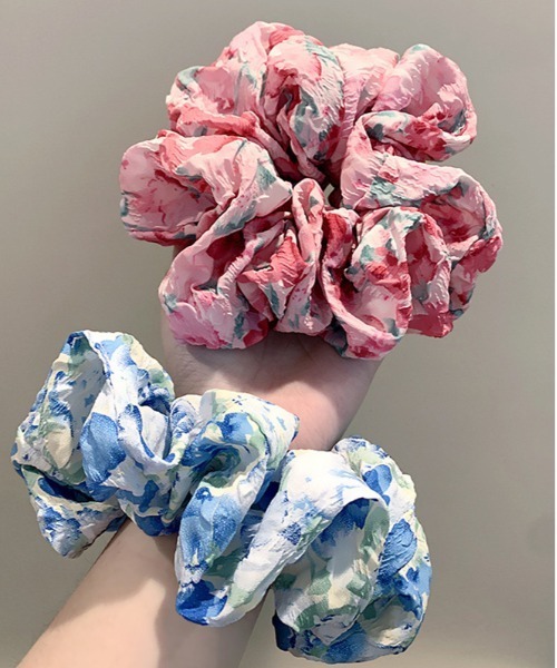 VIBGYOR Women(ヴィブジョー ウィメン)の「【urge select】水彩デザイン 花柄 ビッグ シュシュ(シュシュ・レディース・ブルー系/グレー系/ピンク系・FREE)」の4枚目の写真