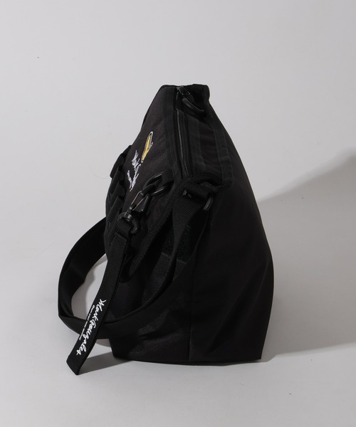 Mark Gonzales(マーク・ゴンザレス)の「【Mark Gonzales/マーク ゴンザレス】アートワークデザインコレクション フラップショルダーバッグ(ショルダーバッグ・メンズ・ブラック系2/ブラック系1・FREE)」の8枚目の写真