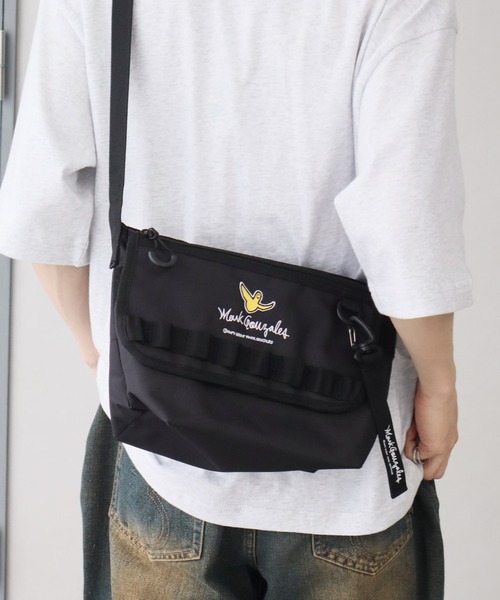 Mark Gonzales(マーク・ゴンザレス)の「【Mark Gonzales/マーク ゴンザレス】アートワークデザインコレクション フラップショルダーバッグ(ショルダーバッグ・メンズ・ブラック系2/ブラック系1・FREE)」の3枚目の写真