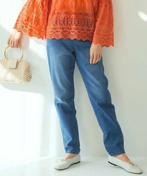 IEDIT（イディット）の「ＩＥＤＩＴ　ウエストリブ＆ストレッチ素材で快適　きれいめテーパードデニム（デニムパンツ・レディース・ブルー/ブラック・4L/3L/LL/L/M）」の2枚目の写真