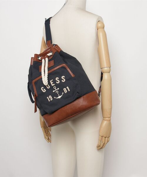 Guess(ゲス)の「OSLO Bucket Bag(ショルダーバッグ・メンズ・ネイビー・ONE SIZE)」の13枚目の写真