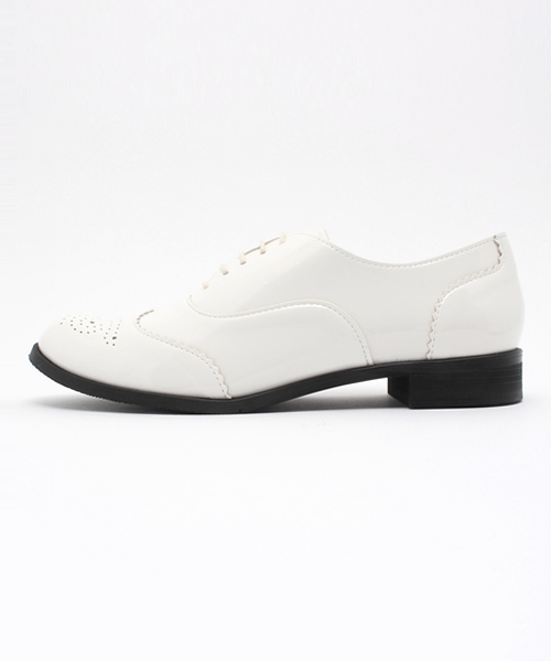 Ray BEAMS(レイビームス)の「SEPTEMBER MOON / エナメル調 アーモンド シューズ【SALE】(ドレスシューズ・レディース・ホワイト・24.0cm/24.5cm/23.5cm/22.5cm/23.0cm)」の2枚目の写真