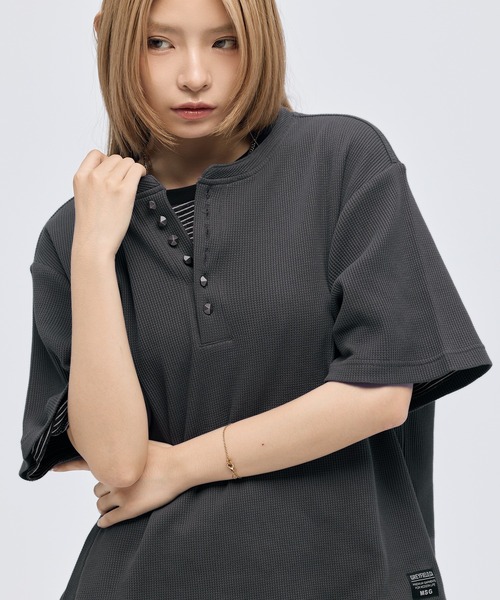MSG(エムエスジー)の「シルバーボタンヘンリーネックサーマルワッフル半袖Tシャツ カットソー(Tシャツ/カットソー・メンズ・ブラック系/チャコール/ブラック/ホワイト/グレー/ワイン・S/M/L/XL)」の5枚目の写真