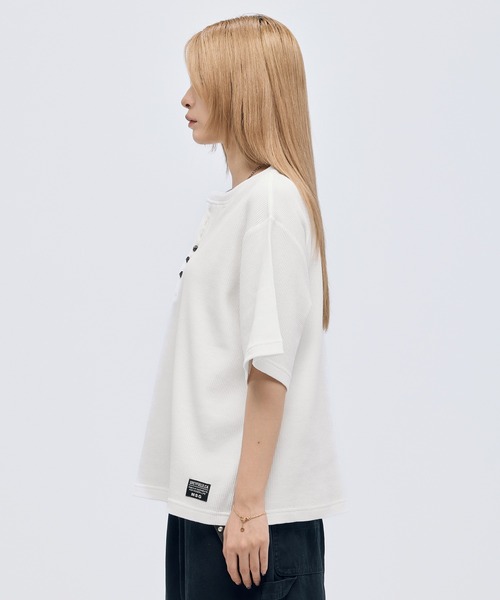 MSG(エムエスジー)の「シルバーボタンヘンリーネックサーマルワッフル半袖Tシャツ カットソー(Tシャツ/カットソー・メンズ・ブラック系/チャコール/ブラック/ホワイト/グレー/ワイン・S/M/L/XL)」の17枚目の写真