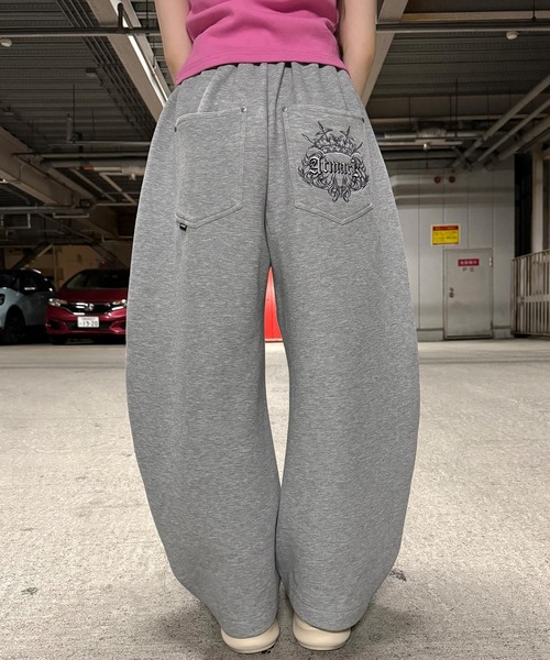 ATMARK(アットマーク)の「《2サイズ展開 / UNISEX 》トライバルクラウン スウェットバレルパンツ ボンディング(スウェットパンツ・メンズ・グレー/ブラック/ホワイト・M/L)」の3枚目の写真