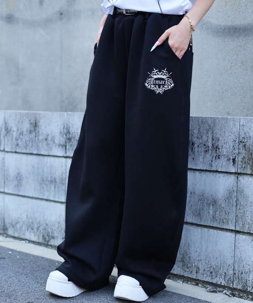 ATMARK(アットマーク)の「《2サイズ展開 / UNISEX 》トライバルクラウン スウェットバレルパンツ ボンディング(スウェットパンツ・メンズ・グレー/ブラック/ホワイト・M/L)」の2枚目の写真