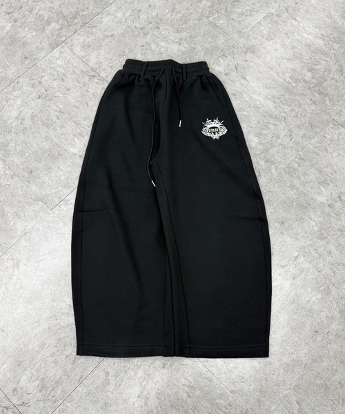 ATMARK(アットマーク)の「《2サイズ展開 / UNISEX 》トライバルクラウン スウェットバレルパンツ ボンディング(スウェットパンツ・メンズ・グレー/ブラック/ホワイト・M/L)」の4枚目の写真
