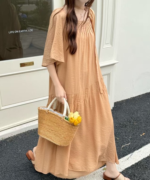 AMAJI(アマジ)の「スクエアネック 半袖 ウエストリボン ギャザー ロングワンピース(ワンピース・レディース・ベージュ/ブラウン/ピンク/ブラック/ブルー・FREE)」の8枚目の写真