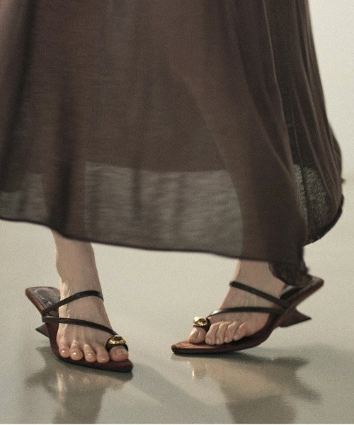 LAULEN(ローレン)の「gold motif toe ring sandals / ゴールドトゥリングサンダル(サンダル・レディース・アイボリー/ブラウン/ブラック・23cm/24cm/25cm)」の1枚目の写真