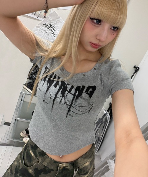 Figments(フィグメンツ)の「スタッズネックPUNKトップ(Tシャツ/カットソー・レディース・杢グレー/ブラック・FREE)」の5枚目の写真
