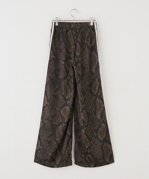 adidas Originals(アディダスオリジナルス)の「adidas originals SATIN SNAKE PRINT WIDE LEG TRACK PANTS(その他パンツ・レディース・ブラウン/ベージュ・LARGE/MEDIUM)」の4枚目の写真