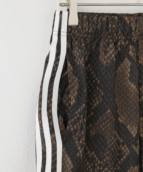 adidas Originals(アディダスオリジナルス)の「adidas originals SATIN SNAKE PRINT WIDE LEG TRACK PANTS(その他パンツ・レディース・ブラウン/ベージュ・LARGE/MEDIUM)」の5枚目の写真
