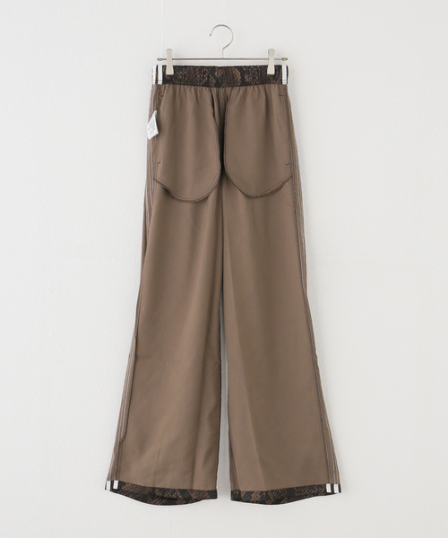 adidas Originals(アディダスオリジナルス)の「adidas originals SATIN SNAKE PRINT WIDE LEG TRACK PANTS(その他パンツ・レディース・ブラウン/ベージュ・LARGE/MEDIUM)」の6枚目の写真