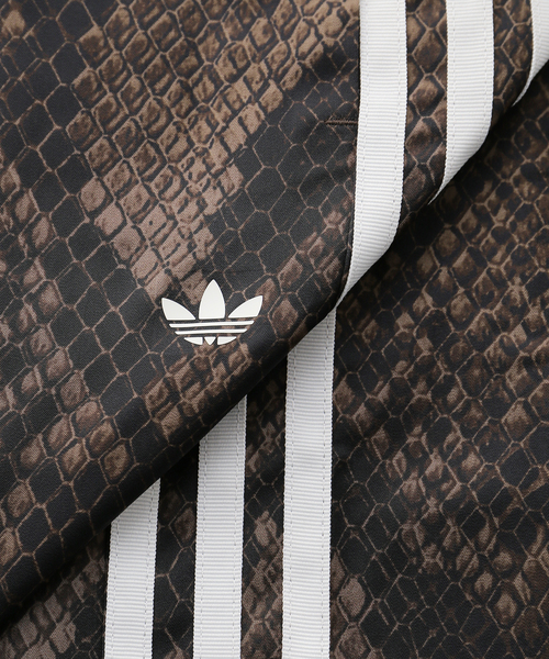 adidas Originals(アディダスオリジナルス)の「adidas originals SATIN SNAKE PRINT WIDE LEG TRACK PANTS(その他パンツ・レディース・ブラウン/ベージュ・LARGE/MEDIUM)」の9枚目の写真