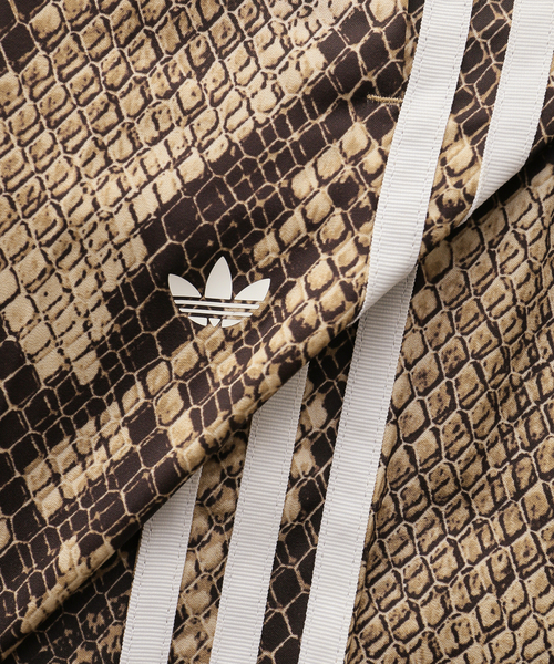 adidas Originals(アディダスオリジナルス)の「adidas originals SATIN SNAKE PRINT WIDE LEG TRACK PANTS(その他パンツ・レディース・ブラウン/ベージュ・LARGE/MEDIUM)」の11枚目の写真